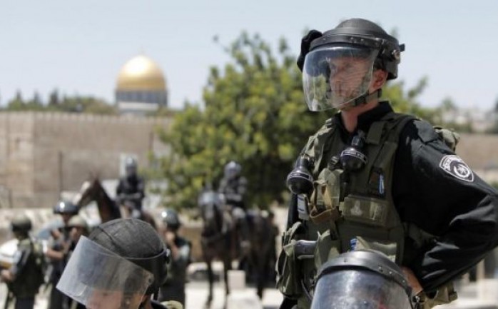 انتشرت شرطة الاحتلال الإسرائيلي اليوم السبت، في أرجاء مدينة القدس المحتلة لتوفير الأمن استعداداً لاحتفال اليهود بعيد ما يسمى " التوراة" غداً الأحد.