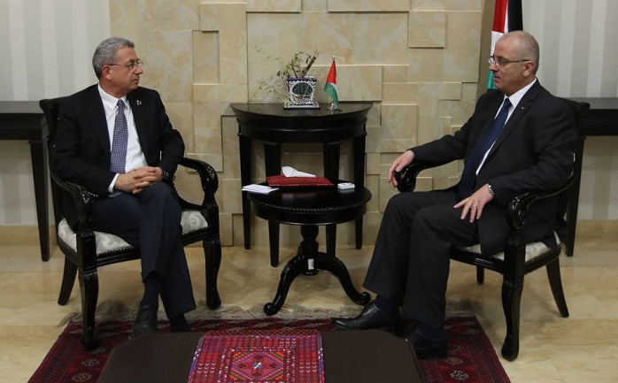 رئيس الوزراء رامي الحمدالله يناقش مع أمين عام المبادرة الوطنية الفلسطينية مصطفى البرغوثي، آخر تطورات القضية الفلسطينية.