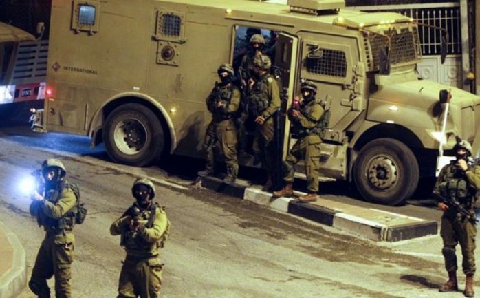 اعتقلت قوات الاحتلال الإسرائيلي الليلة الماضية وفجر اليوم 13 مواطناً من أماكن مختلفة بالضفة الغربية.

وقال نادي الأسير الفلسطيني إن الاحتلال اعتقلت 4 مواطنين عل
