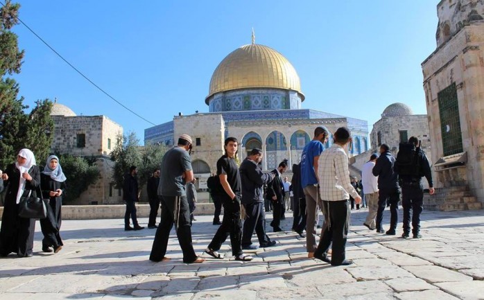 عدد من المستوطنين اليهود المتطرفين يقتحمون باحات المسجد الأقصى المبارك بحمايةٍ أمنية مشددة.