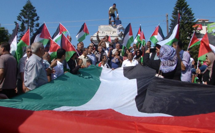 تظاهر المئات من الفلسطينيين في ميدان الجندي المجهول وسط مدينة غزة اليوم السبت، للمطالبة بإنهاء الانقسام الفلسطيني وتعزيز الوحدة الوطنية.

وحمل المشاركون في التظ