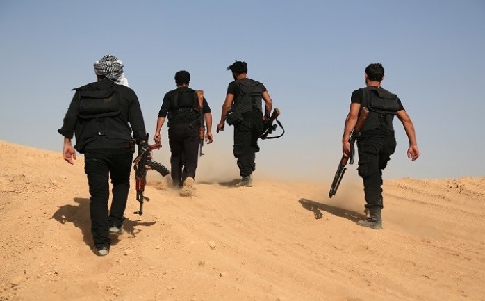 مسلحو تنظيم الدولة أثناء تدريب لهم في محيط مدينة الرقة السورية