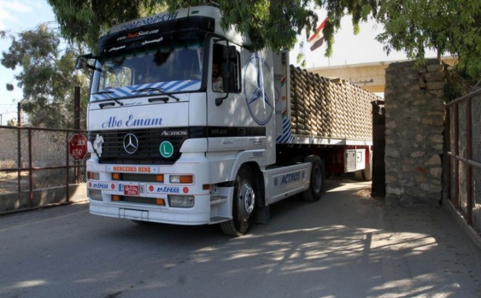 سمحت السلطات المصرية صباح اليوم السبت بإدخال شاحنات محملة بالقمح إلى قطاع غزة من خلال معبر رفح الذي فتح أبوابه صباحاً لسفر المواطنين في كلا الاتجاهين.

