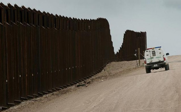 قال الرئيس المكسيكي إنريكي بينا نييتو في رسالة وجهها لمواطنيه إن &quot;بلاده لن تدفع كلفة بناء جدار دونالد ترامب على الحدود&quot;.

وأدان بينا نييتو قرار نظيره 