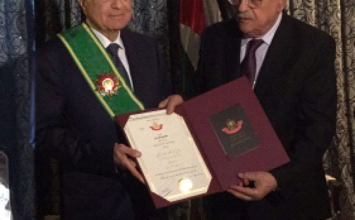 قلد الرئيس محمود عباس، الأمين العام لجامعة الدول العربية نبيل العربي، بالوشاح الأكبر لدولة فلسطين "نجمة فلسطين".