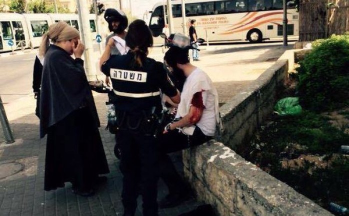 قوات الاحتلال الإسرائيلي تعتقل مواطنًا فلسطينيًا بدعوى تنفيذه عملية طعن وسط مدينة القدس.