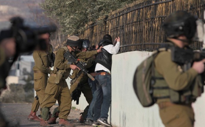 طالت حملة اعتقالات نفذتها قوات الاحتلال فجر الأربعاء، في سلوان والعيسوية والطور بالقدس المحتلة، 15 مواطنا على الأقل، فيما تم تسليم عدد من الشبان بلاغات لمراجعة المخابرات الاسرائيلية.


