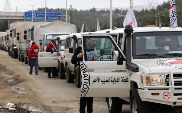 دخلت قافلة مساعدات تحمل مواد غذائية ليل الخميس إلى مدينة داريا في ريف دمشق، وهي المرة الأولى منذ حصارها في 2012، وفق ما أعلن مسؤول في الهلال الأحمر السوري.