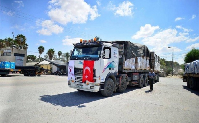 وصلت أولى شاحنات المساعدات السفينة التركية الثانية صباح اليوم الخميس، عبر معبر "كرم أبو سالم" إلى قطاع غزة.

وتُقدر المساعدات الإنسانية بـ 2500 طن جمعتها إدارة الكوارث والطوارئ التركية "آفا