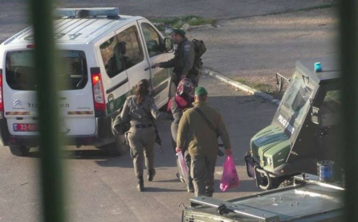 اعتقلت قوات الاحتلال الإسرائيلي صباح اليوم فتاة فلسطينية كانت تسير داخل حاجز &quot;الياهو&quot; قرب دوار النبي الياس جنوب محافظة قلقيلية بالضفة الغربية.

وبحسب موقع 0404 المقرب من الجيش، فإنه