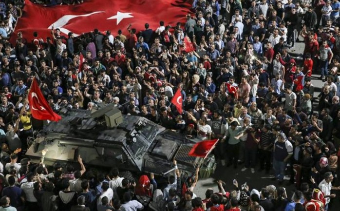 استنكرت حركة "حماس"، المحاولة الآثمة للانقضاض على الخيار الديموقراطي للشعب التركي.

وقالت الحركة في