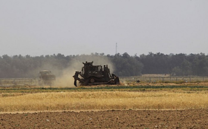 توغلت عدة آليات عسكرية إسرائيلية صباح الأربعاء، بشكل محدود في أراضي المواطنين الزراعية شرق مخيم البريج وسط قطاع غزة، وسط إطلاق نار وقنابل دخانية وأعمال تجريف.