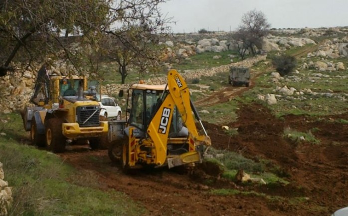 قوات الاحتلال تضع أكوام ترابية في أرض زراعية في بيت لحم، بهدف الاستيلاء عليها وضمها لحدود مستوطنة "دانيال" الجاثمة على أراضي المواطنين جنوباً.