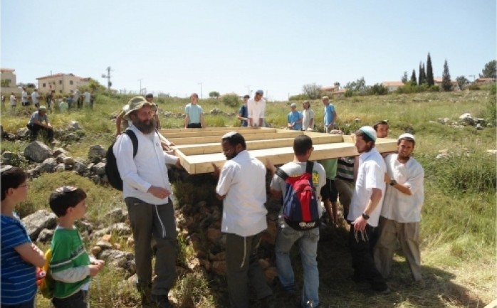نصب مستوطنون يهود مساء الأحد، بيتين متنقلين "كرافانين" على أراضي قرية "جب الذيب" شرق بيت لحم .