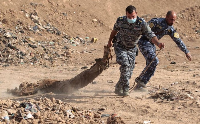 قالت منظمة حقوقية الخميس، إن مسلحي تنظيم داعش قتلوا على الأرجح أكثر من 300 شرطي عراقي سابق قبل 3 أسابيع ودفنوهم في مقبرة جماعية قرب بلدة حمام العليل جنوبي الموصل.

