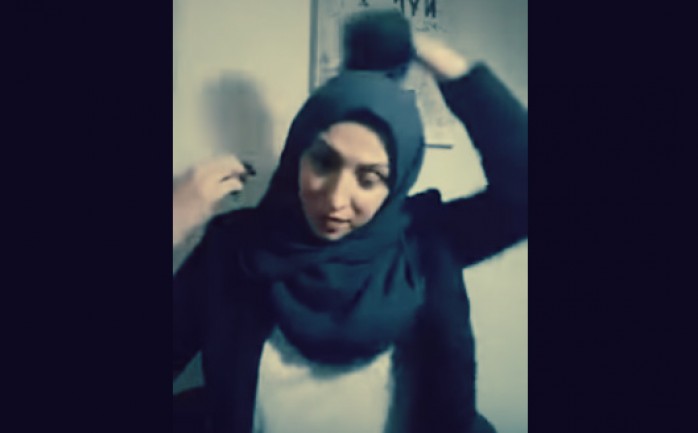 نشرت اللاجئة السورية والإعلامية جود عقاد المقيمة بالسويد فيديو تحدثت خلاله عن تاريخ إرتدائها الحجاب ومن بعده النقاب، وصولاً إلى التخلي عنهما في نهاية الفيديو.

وأوضحت عقاد في الفيديو الذي نشر