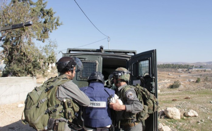 اعتقلت قوات الاحتلال فجر الاثنين، صحافيين فلسطينيين اثنين من مدينتي الخليل ورام الله، وبذلك يرتفع عدد الصحافيين الأسرى في سجون الاحتلال إلى 22 أسيراً.