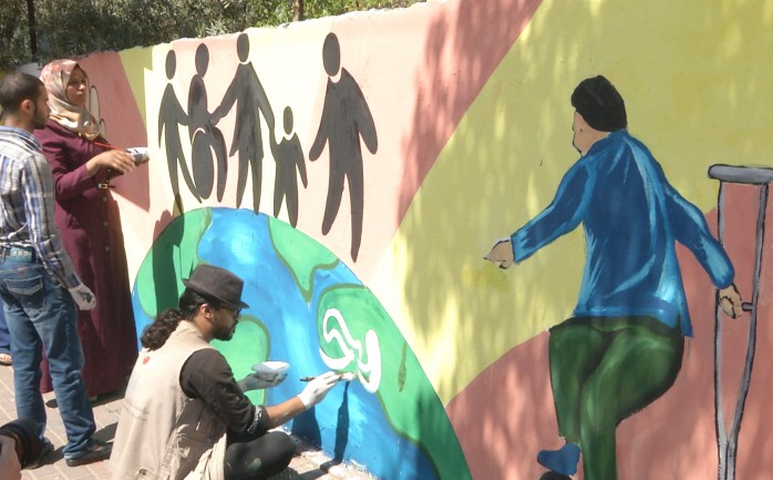 عبر مجموعة من شباب الصم، بريشتهم الفنية عن أحلامهم البسيطة على أحد جدران شوارع المدينة، أهمها توفير فرص عمل لهم.