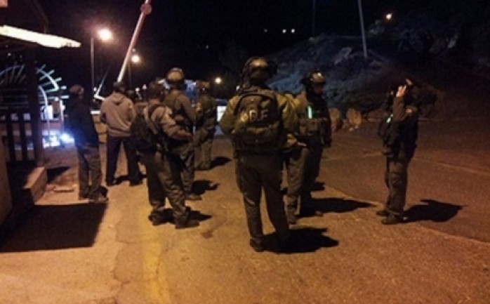 اقتحمت قوات الاحتلال الإسرائيلي، الليلة الماضية، مدينة جنين&nbsp; واستولت على تسجيلات كاميرات مراقبة من داخل محلات تجارية ونصبت حواجز عسكرية في المدينة .