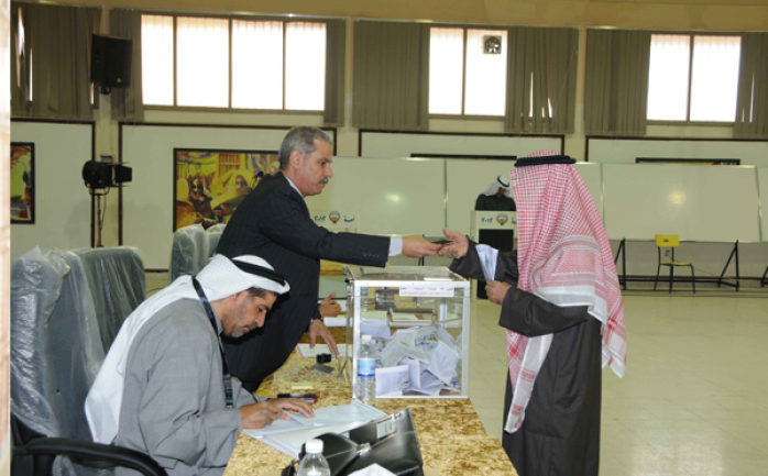 بدء الناخبون الكويتيون صباح اليوم السبت بالتوجه إلى مراكز الاقتراع في الدوائر الانتخابية الخمس للتصويت في انتخابات مجلس الأمة.

وقالت وكالة الأنباء الكويتية &quot;كونا&quot; إن 293 مرشحا بينه