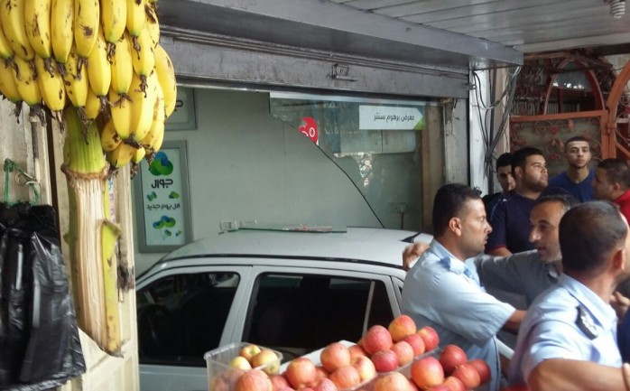 أصيبت امرأة بجراح متوسطة ظهر اليوم الخميس بعدما اقتحمت سيارة محل لبيع الجوالات بحادث سير وقع في محافظة رفح جنوب قطاع غزة.

ونشر رواد مواقع التواصل الاجتماعي صور