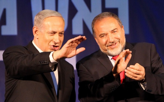 كشفت القناة العاشرة الإسرائيلية، أن رئيس الوزراء بنيامين نتنياهو عرض على زعيم حزب إسرائيل "بيتنا" افيغدور ليبرمان حقيبة وزارة الجيش.
