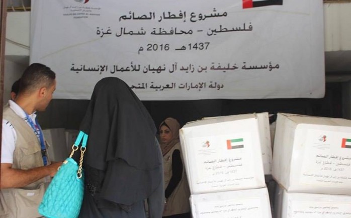 أطلقت مؤسسة خليفة بن زايد آل نهيان  يوم أمس حملة توزيع الطرود الغذائية على العائلات المحتاجة في قطاع غزة.

وصرح مصدر مسؤول في المؤسسة بيان وصل "الوطنية" نسخة عنه، أن هذه الحملة والتي انطلقت