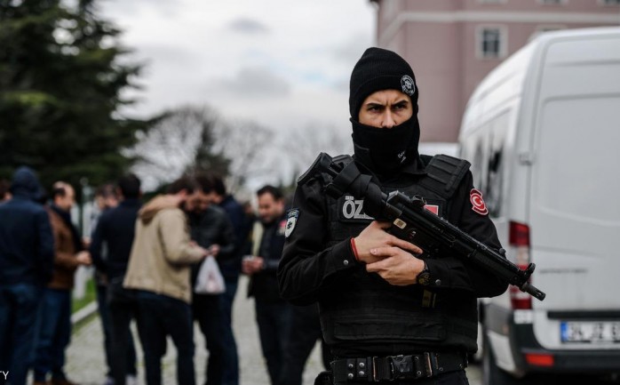 هز انفجاران تلاهما إطلاق نار في مطار أتاتورك في مدينة إسطنبول التركية.

وأوضح مصادر إعلامية أن الانفجارين أسفرا عن عدد من الجرحى.

وفور وقوع الهجوم استنفرت الشرطة وسادت حالة من التوتر في 
