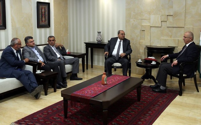 استقبل رئيس الوزراء رامي الحمد الله اليوم الإثنين، وفداً من أعضاء العرب في الكنيست الإسرائيلي برئاسة أحمد الطيبي.