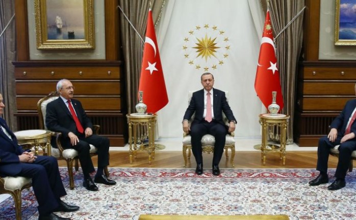 اتفق الرئيس التركي رجب طيب أردوغان مع قادة المعارضة الرئيسية على خطوات لمكافحة الإرهاب، في إشارة إلى حزب العمال الكردستاني وجماعة فتح الله غولن.