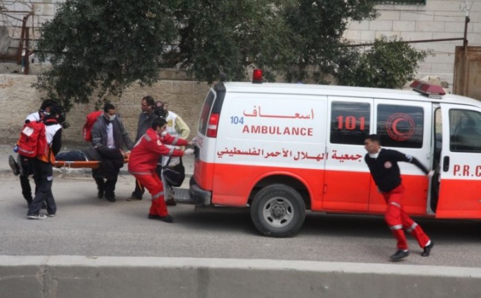 أصيب خمسة مواطنين وسبعة من عناصر الشرطة، في حادث سير وقع اليوم الاثنين، بين مركبة للشرطة وأخرى مدنية، في مدينة الخليل.

