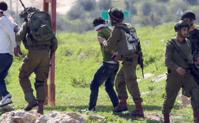 اعتقلت قوات الاحتلال الإسرائيلي، اليوم الخميس، 5 مواطنين من محافظة الخليل، وسلّمت آخرين بلاغات، لمراجعة مخابراتها.

