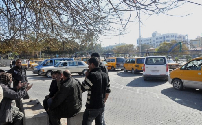تستمر أزمة سائقي الأجرة في قطاع غزة بالتفاقم رغم وجود مطالبات من قبل السائقين بحلها، فيما يقدم عدد كبير من السائقين إلى توجيه شكاوى للجهات الحكومية الرسمية المختصة بحركة المرور والنقل.
