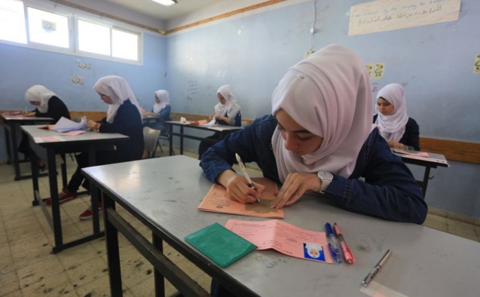 نفت عائلة طالبة في مرحلة الثانوية العامة من مخيم البريج وسط قطاع غزة ما تتناقله وسائل الاعلام أن ابنتها ألقت بنفسها من الطابق الأول داخل مدرستها وكأنها محاولة انتحار.

وقالت عائلة الطالبة ف