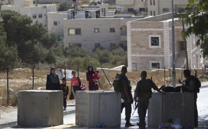 القناة العاشرة العبرية تنقل عن رئيس بلدية القدس مقترحاً لضم أحياء عربية في محيط المدينة والمخيمات إلى الضفة الغربية.