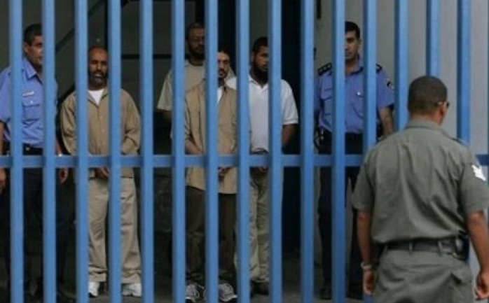 قال نادي الأسير إن وحدات القمع التابعة لإدارة سجون الاحتلال اقتحمت ثلاثة أقسام في سجن &quot;ريمون&quot; وهي (7.5.1)، رافق ذلك عمليات تفتيش واسعة.

