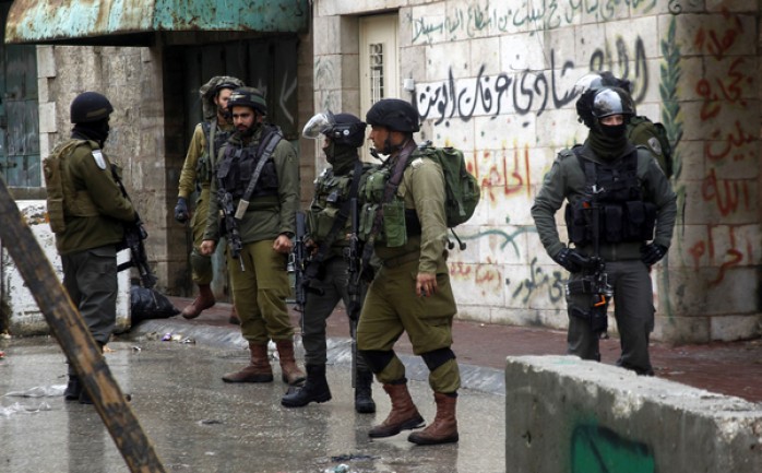 اعتقلت قوات الاحتلال الإسرائيلي فجر الاثنين، 24 مواطنًا فلسطينيًا من محافظة الخليل، بحجة التخطيط لعمليات فدائية، ومواجهات مع الجيش الإسرائيلي.
