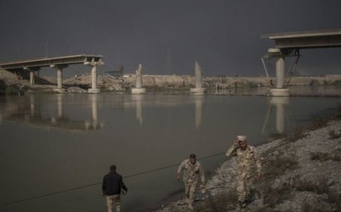 شن التحالف الدولي بقيادة الولايات المتحدة، الذي يدعم القوات العراقية في معركة استعادة الموصل، ضربة جوية أسفر عن تدمير جسر على نهر دجلة بهدف تقييد حركة ما يعرف بتنظيم الدولة الإسلامية بين الأج
