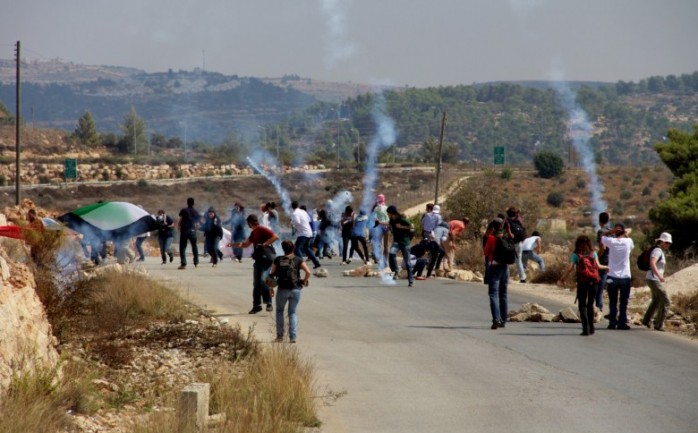 أصيب شاب فلسطيني بكسر في يده، والعشرات بالاختناق، أثناء قمع قوات الاحتلال الإسرائيلي اليوم الجمعة لمسيرة قرية نعلين الاسبوعية المناوئة للاستيطان والجدار العنصري.