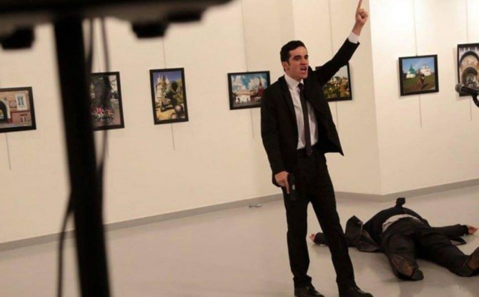 أصيب السفير الروسي لدى تركيا مساء الاثنين، بجروح وصفت بالخطيرة بعد تعرضه لإطلاق نار أثناء زيارته لمعرض فني بالعاصمة التركية أنقرة.

وأفادت قناة "سي إن إن ترك" أن الهجوم وقع أثناء زيارة السف