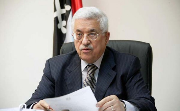 الرئيس الفلسطيني محمود عباس بمكتبه في رام الله وسط الضفة الغربية