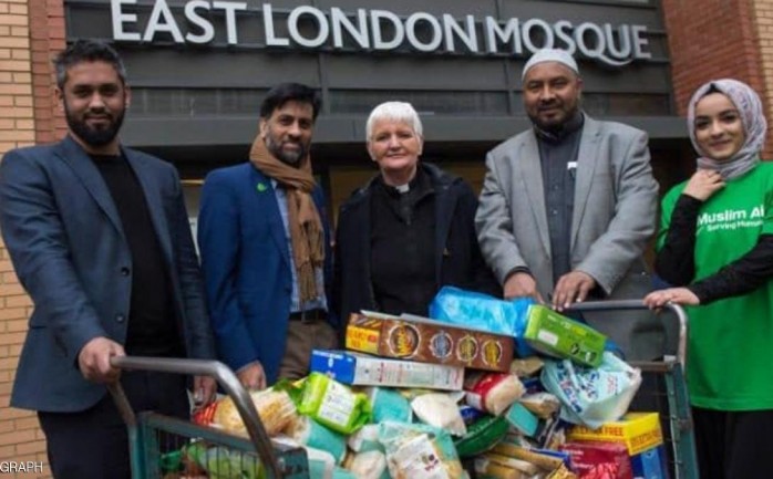 نظم مسلمون في بريطانيا حملة خيرية في مسجد شرقي لندن في وايت شابل شرقي لندن، لتقديم التبرعات الغذائية للمشردين، في موسم الأعياد، بحسب موقع التلغراف البريطاني.

