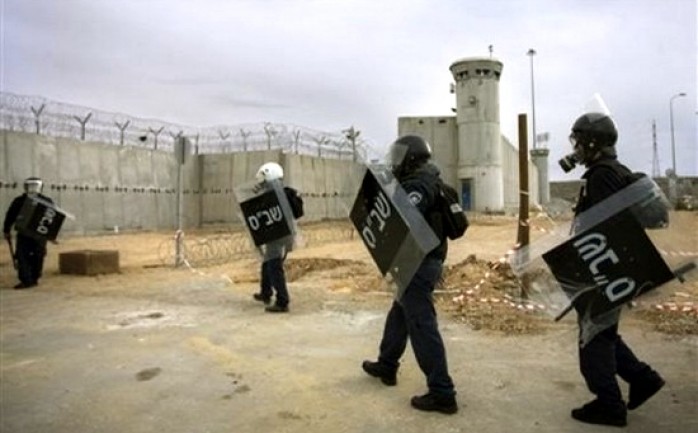 اقتحمت وحدات القمع التابعة لمصلحة سجون الاحتلال الإسرائيلي &quot;اليماز&quot; صباح الإثنين، قسم &quot;1&quot; في غرفة رقم &quot;5&quot; بسجن ريمون.

وذكرت هيئة 