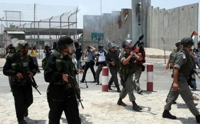 تعرض جيب عسكري إسرائيلي لعملية إطلاق نار خلال تواجده على حاجز قلنديا.

وقال موقع "0404" العبري :" إن جيباً عسكرياً  أصيب برصاصات على