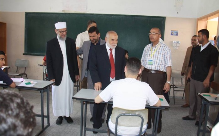 تفقد اليوم السبت، النائب الأول لرئيس المجلس التشريعي أحمد بحر و مجموعة من النواب  قاعات امتحانات الثانوية العامة في يوم الأول لعدة مدارس بقطاع غزة.