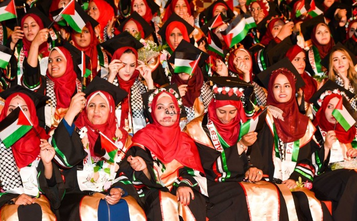 اختتمت جامعة غزة مساء أمس الخميس، احتفالات تخريج كوكبة من طلبتها، بفوج أطلقت عليه "البناء والانتماء".

وخصصت الجامعة الحفل لتخريج الفوجين الثالث والرابع من الطلبة الممثلين لعدد م