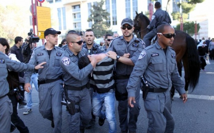قوات الاحتلال خلال اعتقالها أحد المواطنين في الخليل