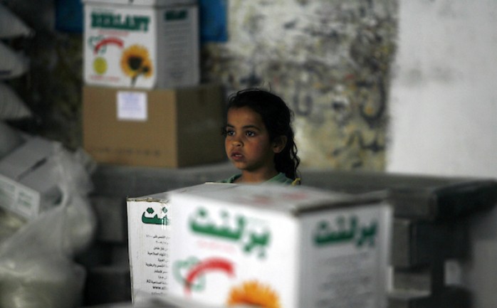 طفلة فلسطينية في مكان توزيع مساعدات أونروا بمخيم الشاطئ غرب مدينة غزة