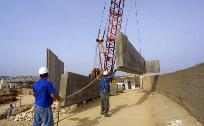 عمال من إسرائيل خلال عملهم في بناء الجدار