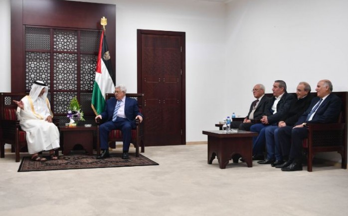 الرئيس محمود عباس، اثناء لقاء رئيس الاتحاد القطري لكرة القدم، حمد بن خليفة آل ثاني